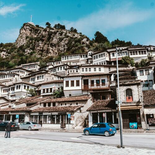 Foto van huizen op een heuvel langs een straat in Albanië