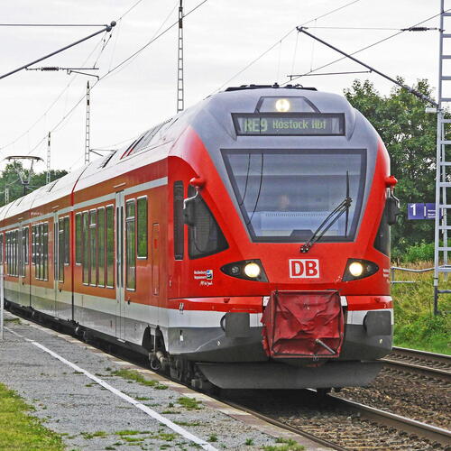 Trein van Deutsche Bahn in Groen landschap