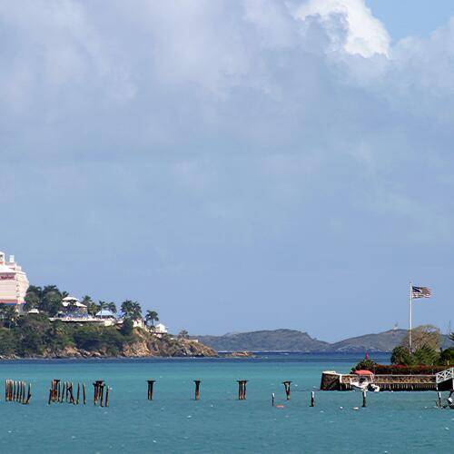 Een Amerikaanse vlag in de haven van Charlotte Amalie met op de achtergrond Buck Island
