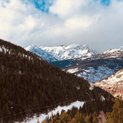Het dorpje Soldeu tussen de besneeuwde bergen in Andorra