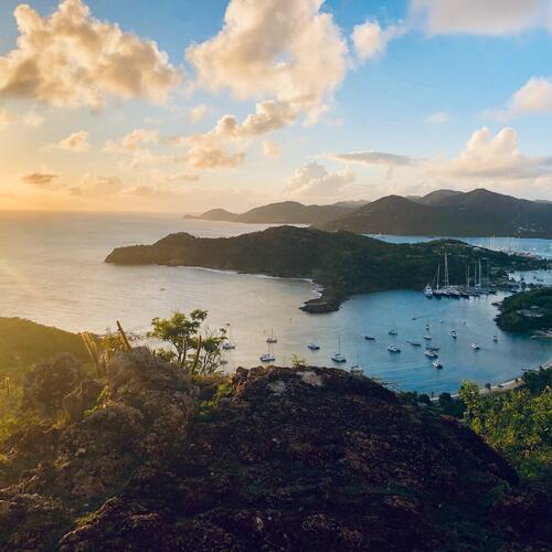 Een zicht op de zonsondergang bij English Harbour in Antigua en Barbuda