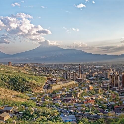Een zicht op Yerevan met de berg Ararat op de achtergrond in Armenië