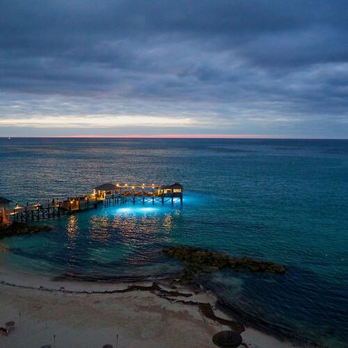 Een stijger aan het strand in de nacht bij Nassau in de Bahama's