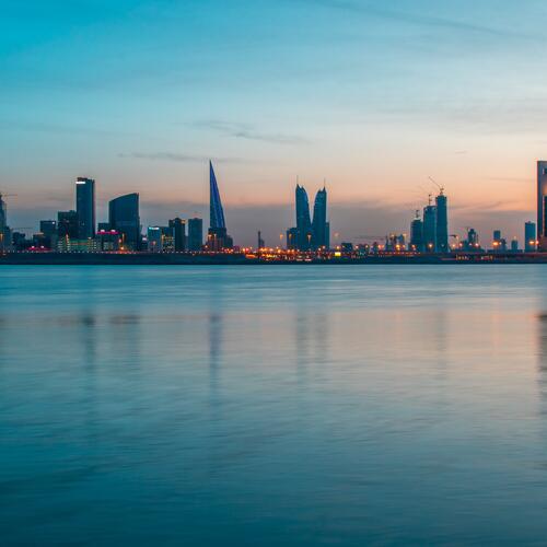 Wolkenkrabbers op de skyline van al-Muh̨arraq in Bahrein