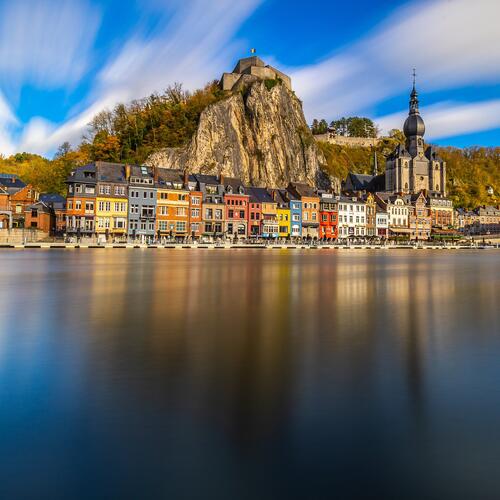 De kathedraal en de citadel torenen boven de kade van Dinant aan de Meuse