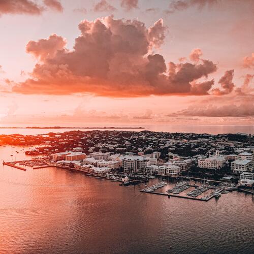 Zonsondergang boven Hamilton Harbour in Bermuda