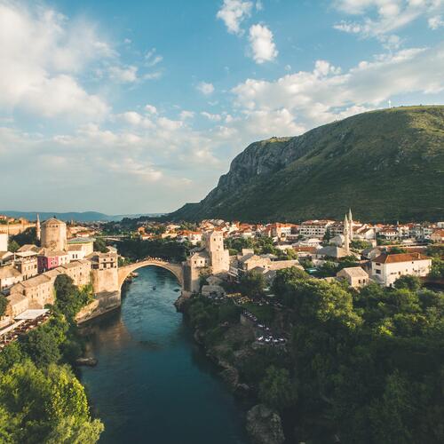 Een luchtfoto van de brug van Mostar in Bosnië en Herzegovina