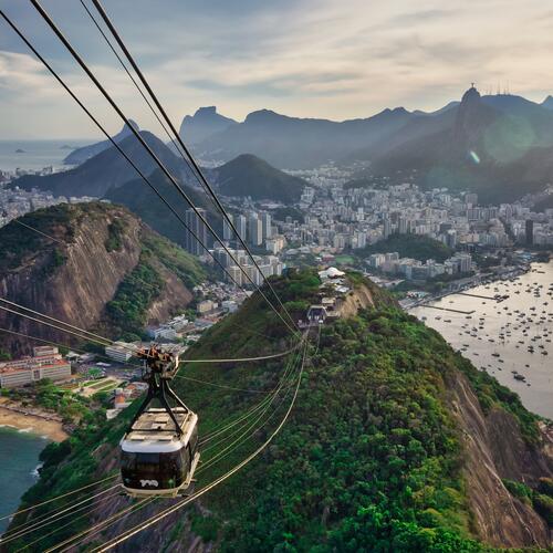 Een kabelbaan boven de rotsen aan de kust van Rio de Janeiro in Brazilië