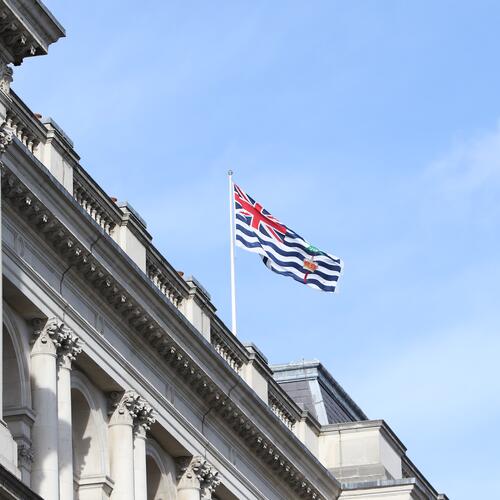 De vlag van het Brits Indische Oceaanterritorium op het gebouw van de Foreign Office in Londen