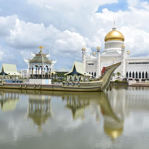 De witte torens met gouden daken van de Omar Ali Saifuddin-moskee in Bandar Seri Bagawan, Brunei