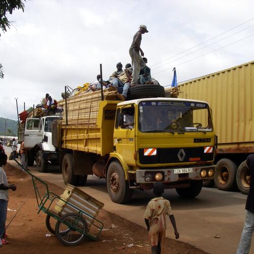 Noodhulp van OCHA wordt op camions geladen in Bangui, Centraal Afrikaanse Republiek