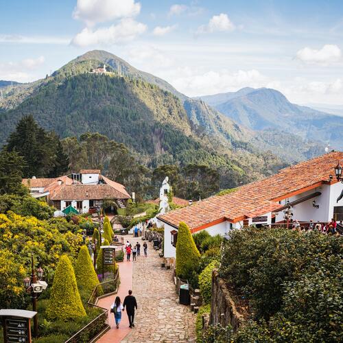 Mensen wandelen op een weg in de bergen rond Bogota in Colombia