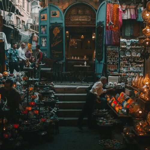 Marktkramers verkopen decoratieve lampen in de Al Moez-straat in Caïro