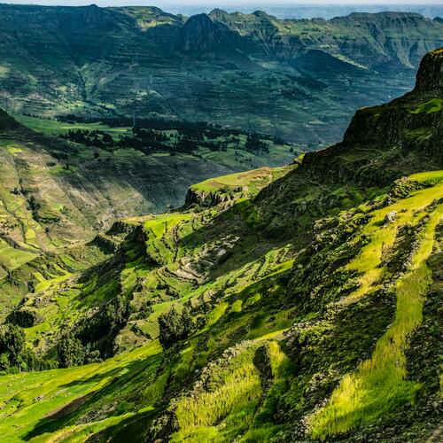 Een zicht op de groene valleien rond de berg Abuna Yosef in Ethiopië