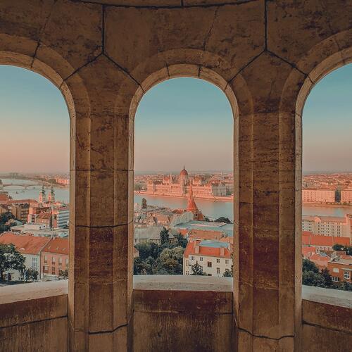 Een zicht op het parlementsgebouw in Boedapest