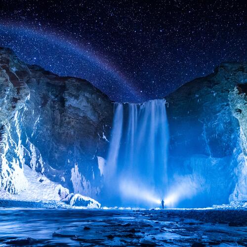 Nachtelijke aanblik van de Skogafoss-waterval.