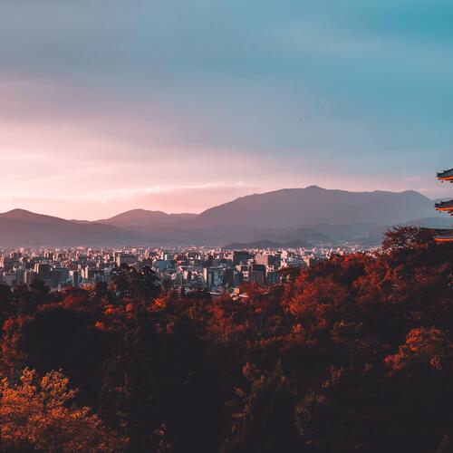 Uitzicht op Kyoto en de omringende bergen.