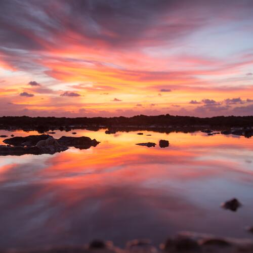 Zonsondergang vanop Seven Mile Beach op Grand Cayman.