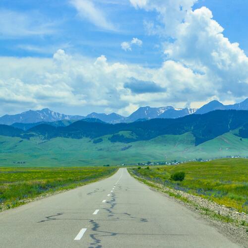 Weg naar het Kaindy Lake in Kazachstan.