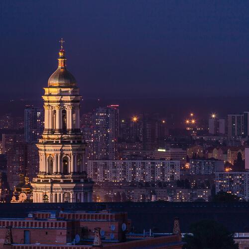 De nachtelijke skyline van Kiev.