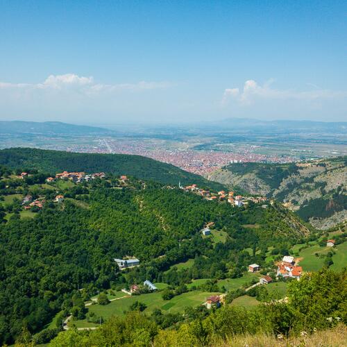 Uitzicht op de stad Prizren en groene omgeving.