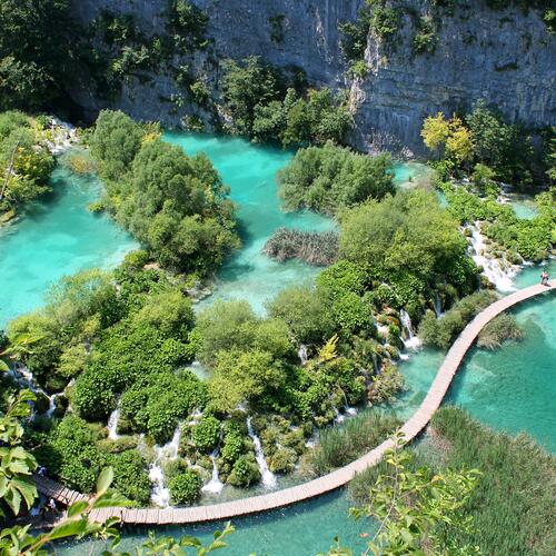 Wandelpad tussen de Plitvice-meren in Kroatië.