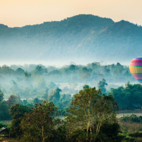 Luchtballon in de buurt van Vang Vieng.