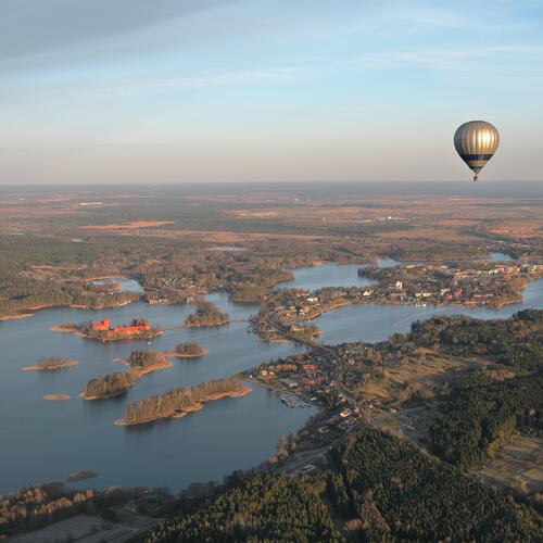 Luchtballon boven water in de buurt van Trakai.