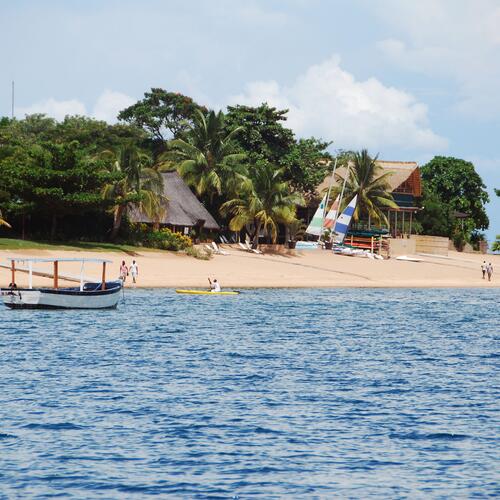 Boot langs de groene kust van Malawi.