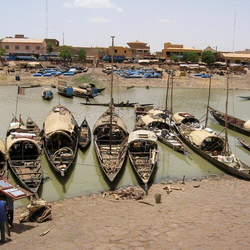 Boten op een rivierbedding in Mali.
