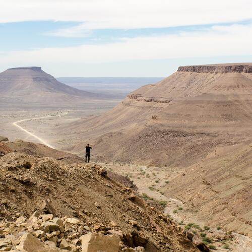 Man fotografeert zandrotsen in Mauritanië.