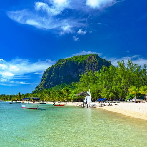 Oceaan, zandstrand en rots op Mauritius.