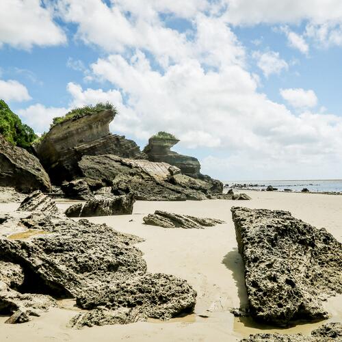 Rotsen op het strand van Mayotte.