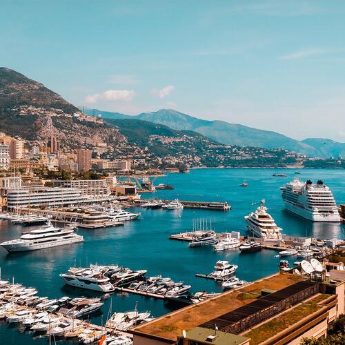 Jachten, boten en een cruiseschip in de haven van Monte Carlo.
