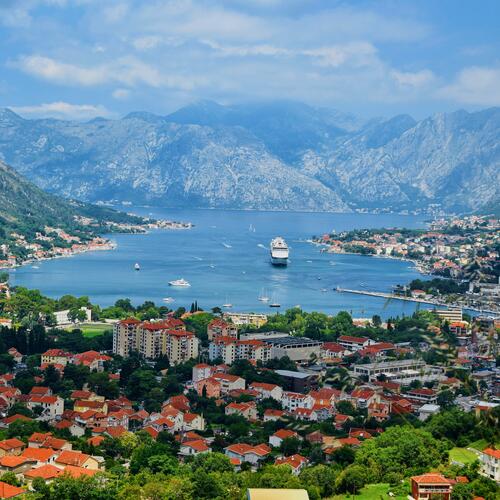 De baai van Kotor omgeven door bergen.