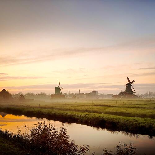 Zonsopgang boven de Zaanse Schans in Zaandam.