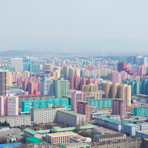 Flatgebouwen in Pyonyang, gefotografeerd vanaf de Juche Tower.