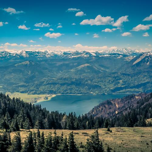 Het Wolfgangmeer en omringende heuvels in Sankt Gilgen.