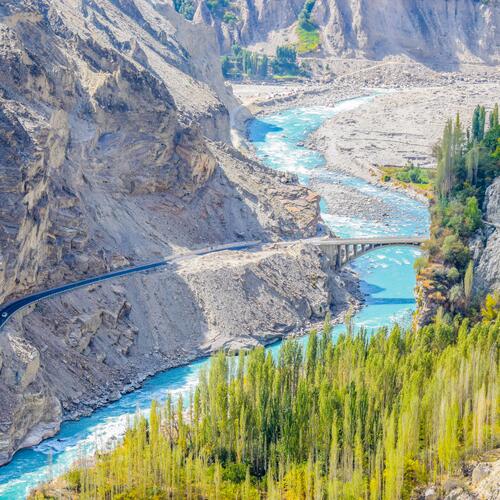Weg door de afgelegen Hunza-vallei.