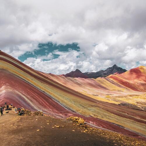 Een blik op de veelkleurige Rainbow Mountain in Peru.