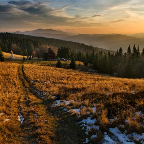 Gemengd berglandschap in het zuiden van Polen.