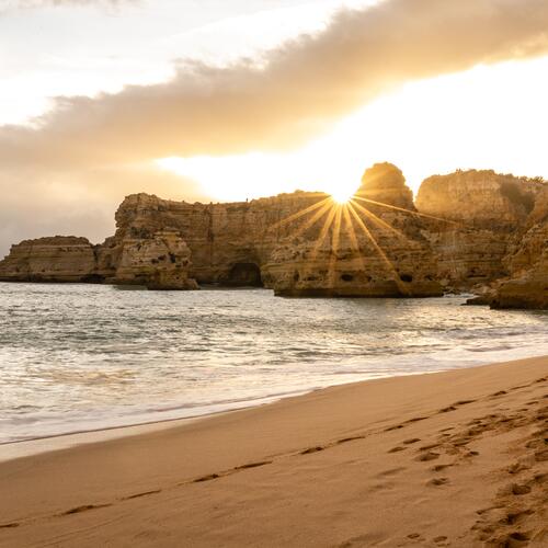 Zonsondergang boven de rotsen op Praia da Marinha in de Algarve.