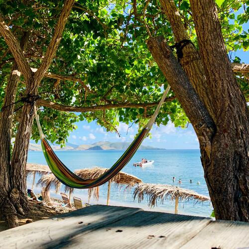 Hangmat op een zandstrand van Saint Kitts en Nevis.