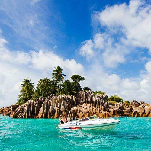 Een palmeilandje van de Seychellen.