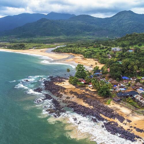 Heuvelachtige kustregio van Sierra Leone.