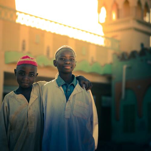 Twee Soedanese jongens uit Umm Dawa Ban poseren trots.
