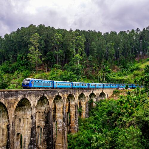 Trein rijdt over de Nine Arches Bridge in Sri Lanka.