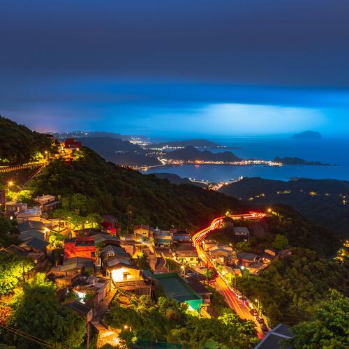 De bergachtige kuststreek Jiufen bij nacht.