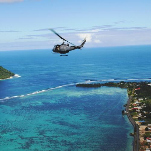 Helikopter boven de kust van Tokelau.