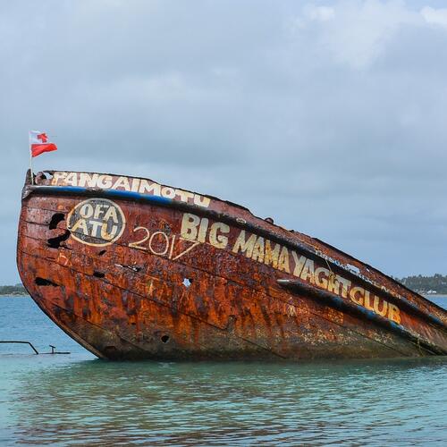 Gestrand schip voor het eiland Pangaimotu.